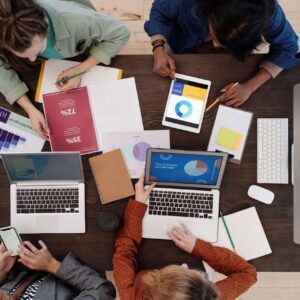Equipo trabajando en estrategias de marketing digital - Diplomatura en Marketing Digital